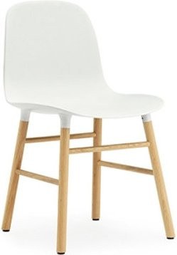 Normann Copenhagen Form Stuhl mit Holzgestell und Kunststoffschale in Weiß - Bild 1