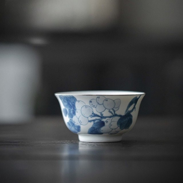 Handbemalte Keramik-Teetasse Liu Yinkou Master Cup im Retro-Design mit blau-weißem floralem Loquat-Muster für Kung-Fu-Teesets - Bild 1