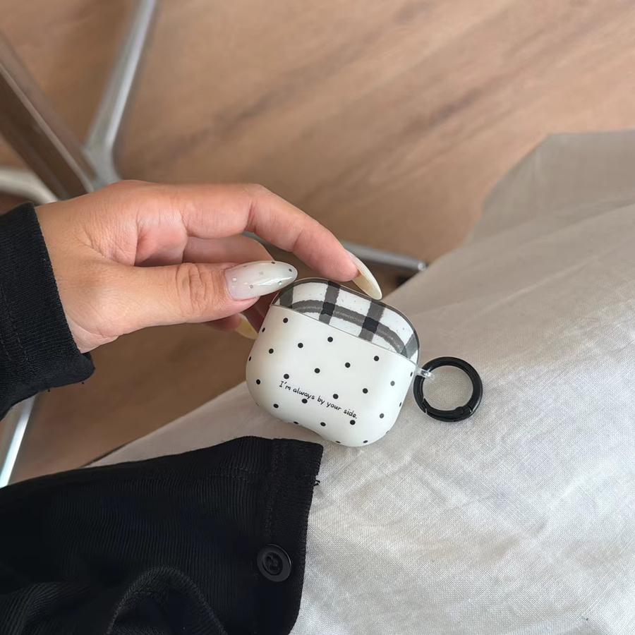 Matte Kopfhörer-Schutzhülle für Apple AirPods 1, 2, 3, 4 und Pro/Pro 2 mit Retro-Gittermuster in Schwarz-Weiß und Anhänger - Bild 4