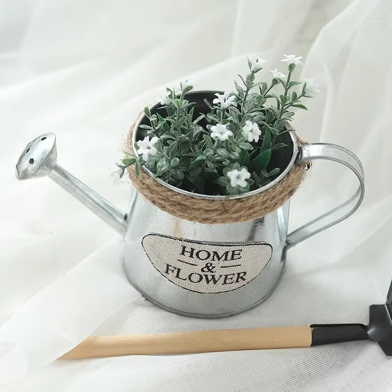 Retro Gießkanne aus Eisen in Rose und Silber als dekoratives Ornament für deinen Garten und Hausgarten - Bild 2
