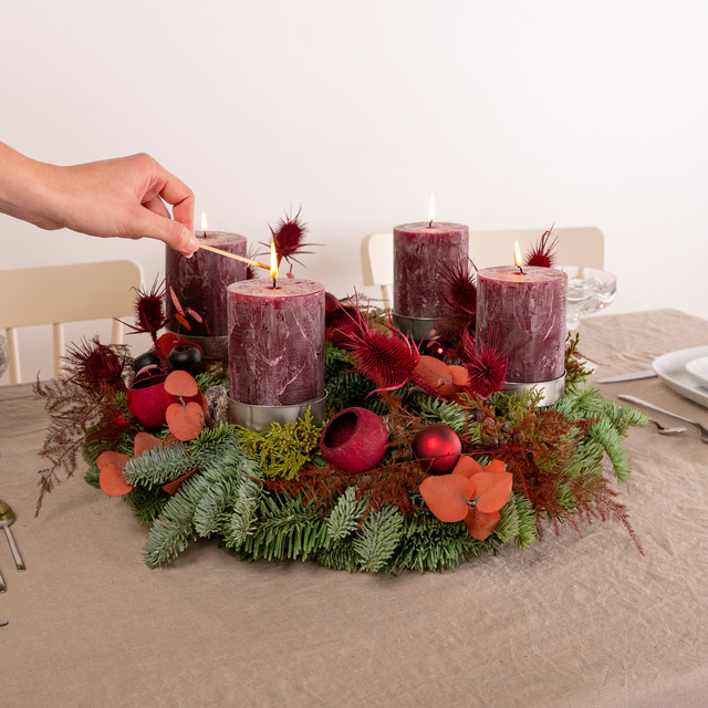Moderner Adventskranz Fancy Christmas von BLUME2000 in Purple, Red und Green für den Tisch - Bild 1