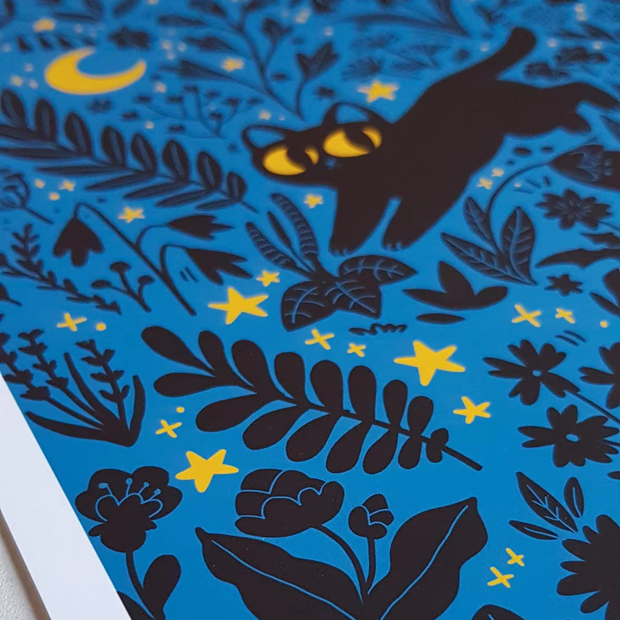 Kunstdruck Sommernacht von SHENCHEN mit schwarzen Katzen und botanischen Pflanzen als rechteckiger Paper Poster in Schwarz - Bild 4