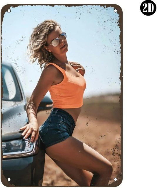 Vintage 2D Metall-Blechschild Blonde in Orange Crop Top & Denim Shorts von Car Wall Decor, Mehrfarbig, B: 30,0 cm, H: 20,0 cm - Bild 1