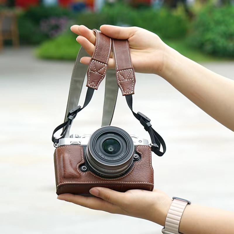 Nikon Zfc Kamera-Halbgehäuse Buffalo Texture Basisabdeckungsschutz in Braun mit künstlicher Lederunterseite und 1/4 Zoll Schrauböffnung für Umhängebänder - Bild 3