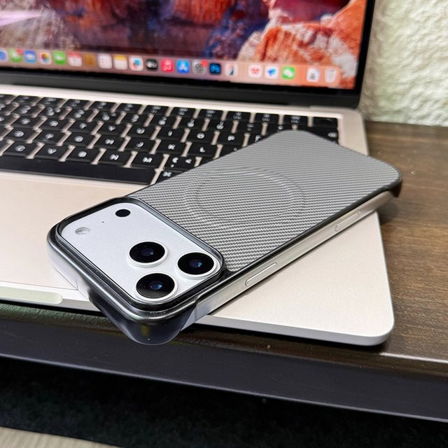 YX Magnethülle im Kohlefaser-Design für iPhone 17 Pro Max, 16, 15, 14, 13, 12 Plus, ultradünnes rahmenloses Hard PC Cover mit MagSafe Kompatibilität in Schwarz und Blau - Bild 1