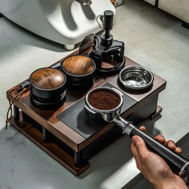 JUSTINLAU Kaffee-Manipulationsständer aus Holz in Braun für Siebträger, Verteiler und Puck-Screen, Organizer-Box für Kaffee-Werkzeuge (51–58 mm) - Bild 1
