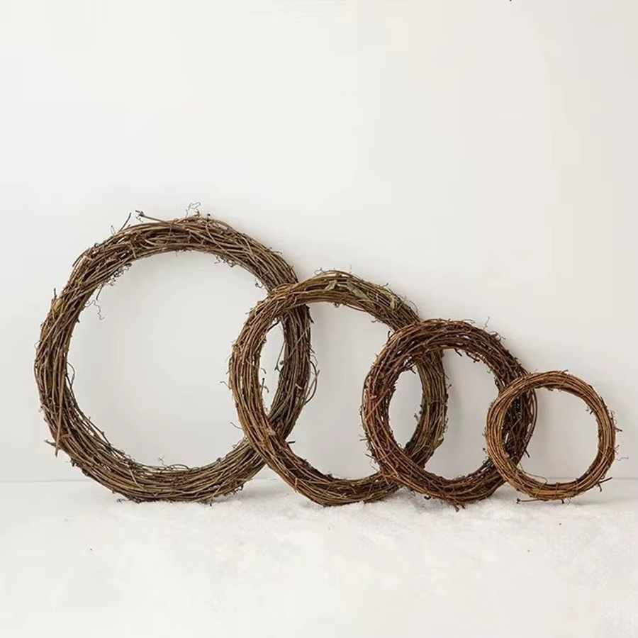 Künstlicher Kranz mit Reben und Blumen in Braun für Hochzeit, Weihnachten und Garten als DIY-Hängedekoration - Bild 2