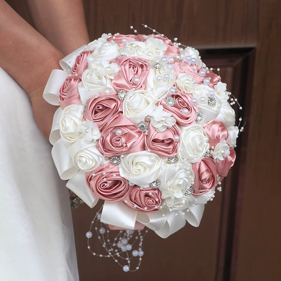 YeeNanee Handgefertigter Hochzeitsstrauß aus Satin-Rosen in Pink mit Kristallperlensträngen - Bild 3