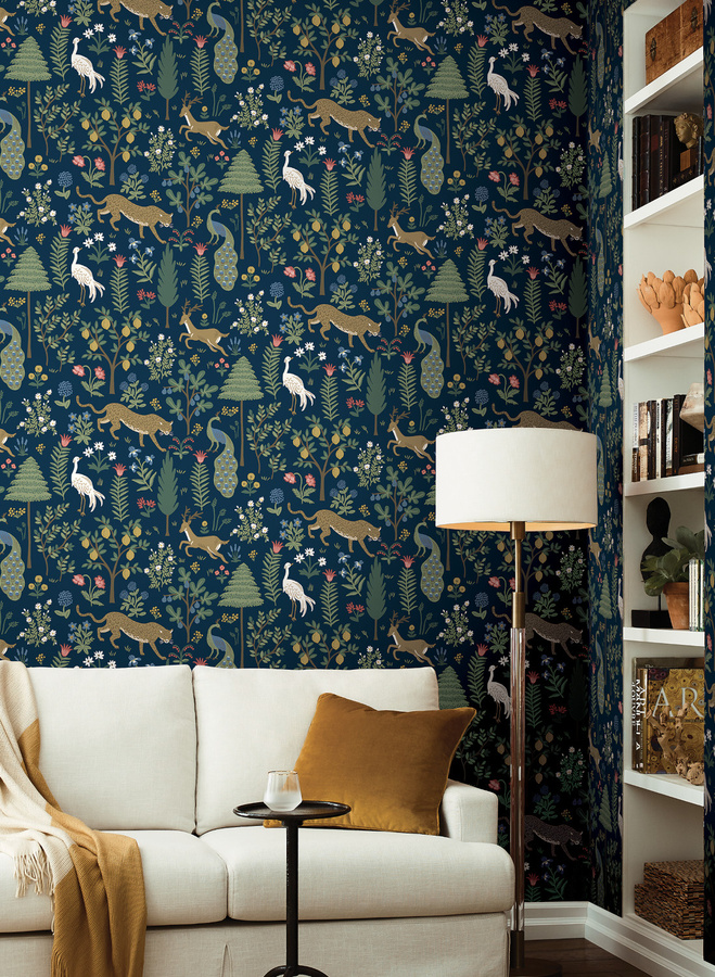 Rifle Paper Co. Tapete Menagerie RP7304 mit floralem Tier- und Pflanzenmuster in Gold und Blau - Bild 1