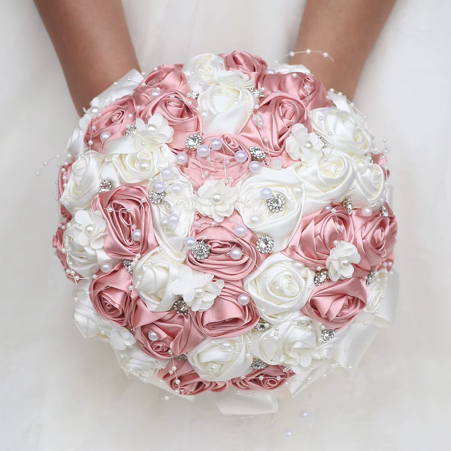 YeeNanee Handgefertigter Hochzeitsstrauß aus Satin-Rosen in Pink mit Kristallperlensträngen - Bild 2