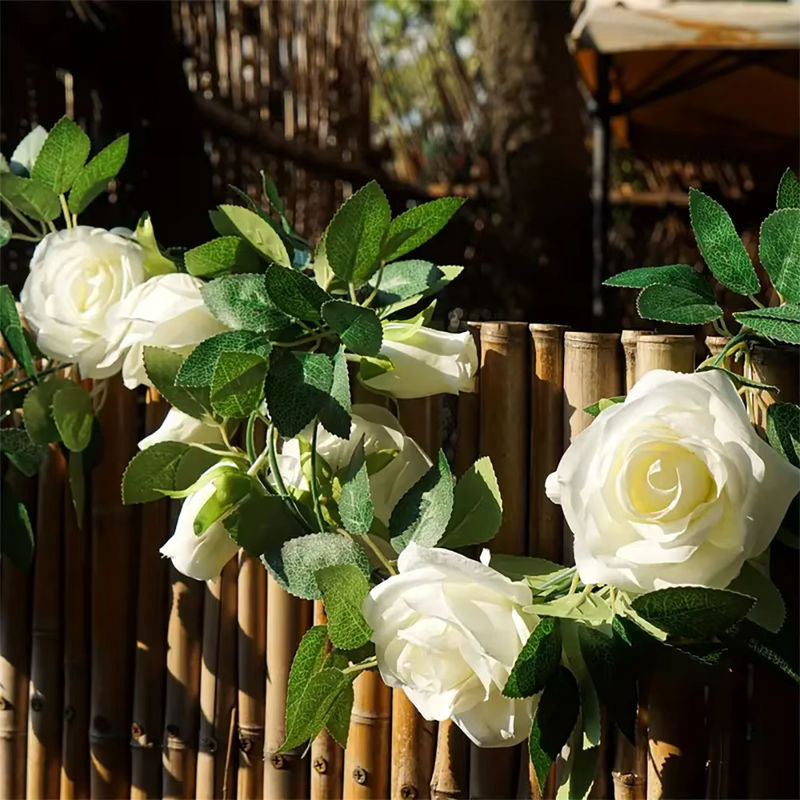 Künstliche Blumengirlande mit weißen Rosen aus Textil, hängende Rosengirlande für Hochzeiten und Garten-Dekoration, Länge: 6 Meter - Bild 3