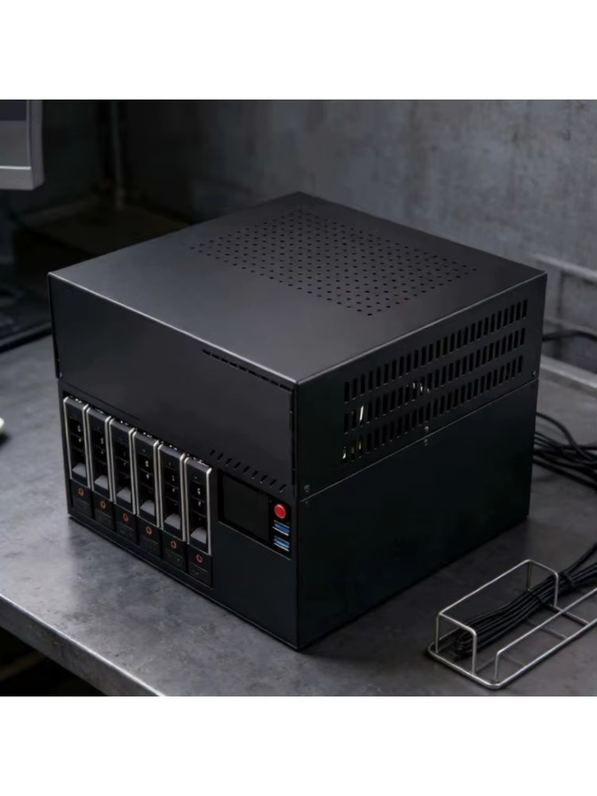 Q6 MATX NAS-Gehäuse in Schwarz mit 6x 3,5 Zoll und 2x 2,5 Zoll HDD/SSD-Einschüben sowie integriertem 2,4 Zoll Front-LCD-Zweitbildschirm - Bild 3
