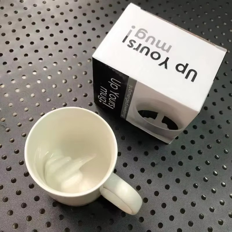 Raise Up Yours Keramiktasse mit Mittelfinger-Motiv in Weiß, personalisierbar und lustig für Kaffee oder Tee - Bild 6