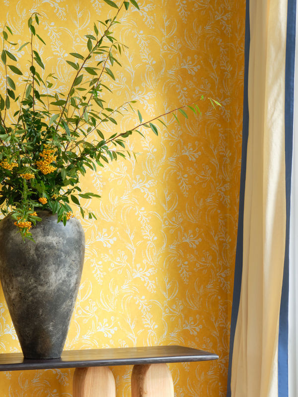 Mindthegap Tapete Wallflower Sunny in Gelb mit floralem Botanical-Design - Bild 2