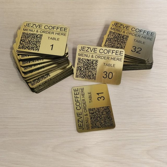 Individuelles QR-Code-Tag aus Kunststoff mit Lasergravur in Gold oder Silber, B/H: 40 x 60 mm - Bild 1