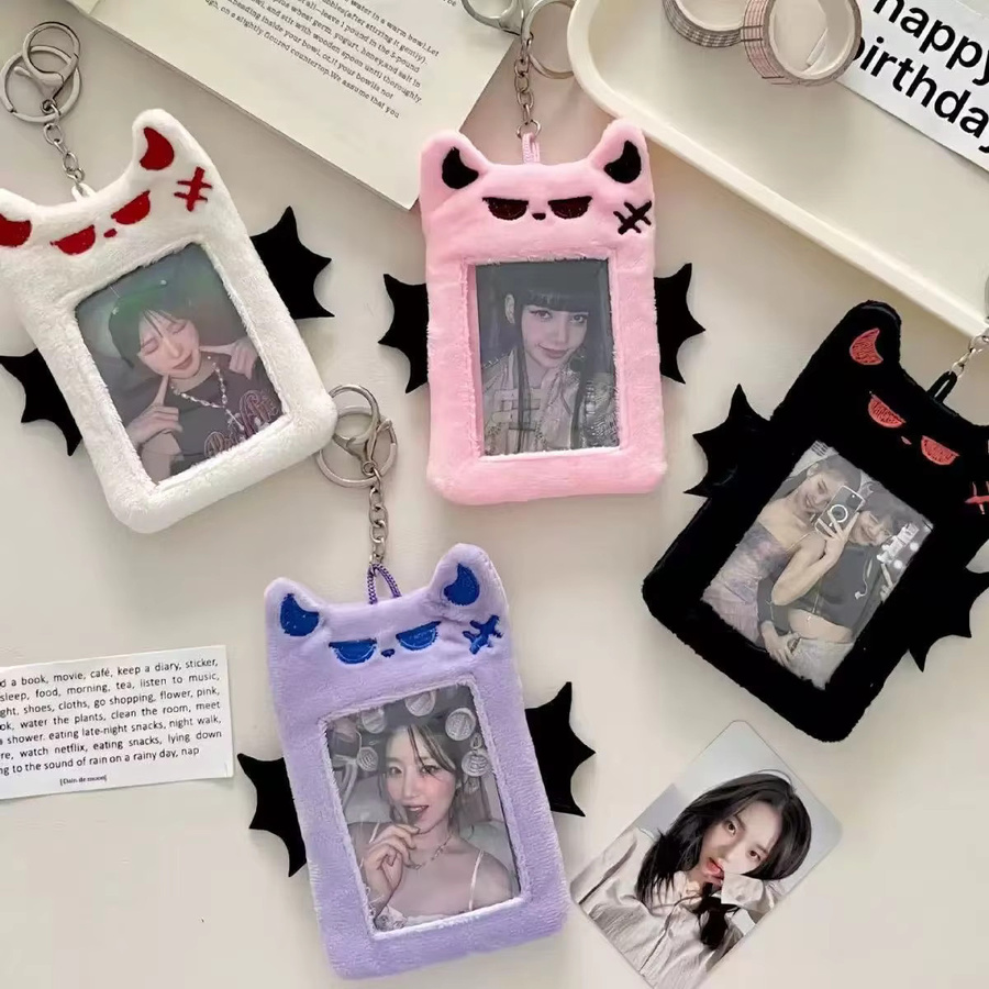 YT Plüsch-Kartenhalter Teufel-Design in Schwarz für Polaroid-Fotos und Idol-Karten - Bild 5