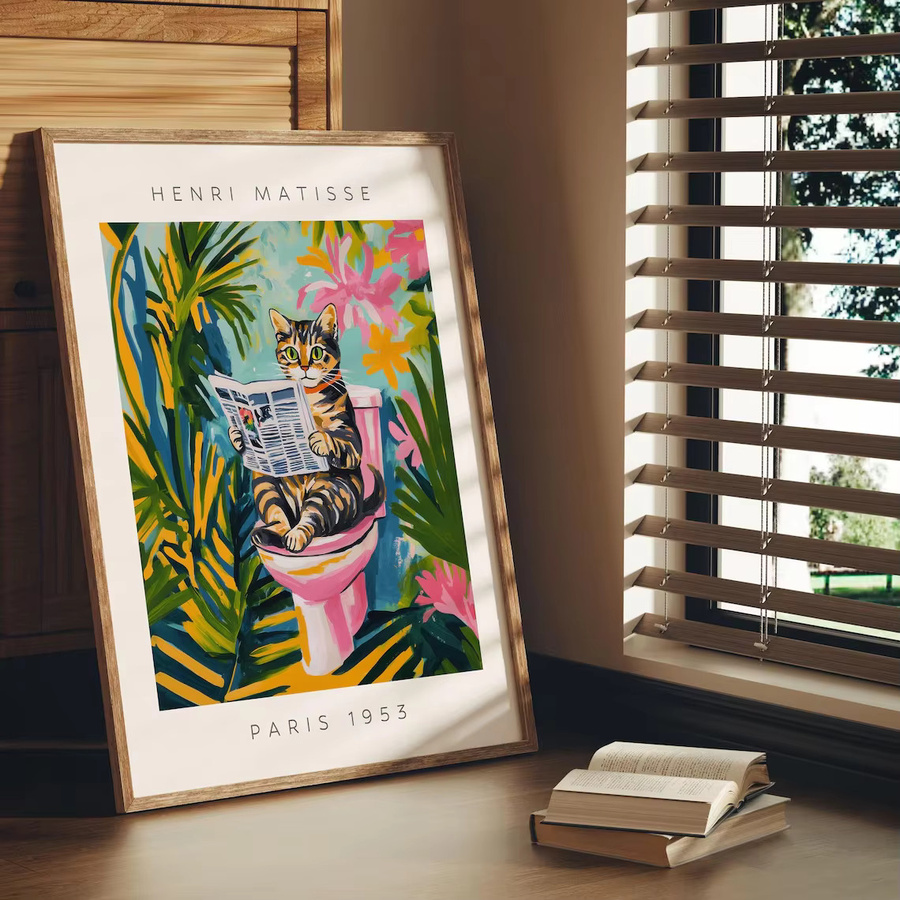Matisse-Stil Poster mit Tabby-Katze auf der Toilette in Rosa und Multicolour, Lustige Badezimmer-Wandkunst mit tropischem Blumenmuster von SHENCHEN - Bild 2
