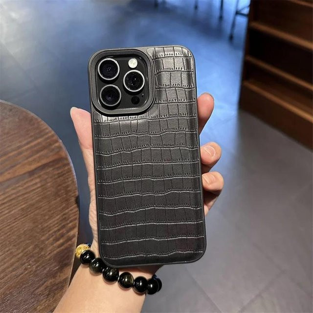Stoßfeste Handyhülle aus Leder mit Krokodilmuster für Apple iPhone 11 12 13 14 15 Pro in Schwarz - Bild 1