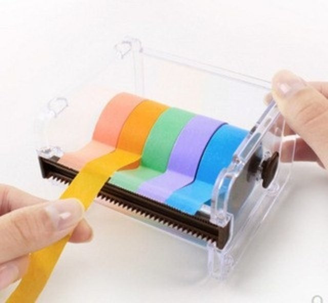 Transparenter Klebebandspender aus Kunststoff mit mehreren Fächern zur Aufbewahrung von Washi-Tapes und als praktisches Schreibtischwerkzeug für dein Journaling - Bild 1