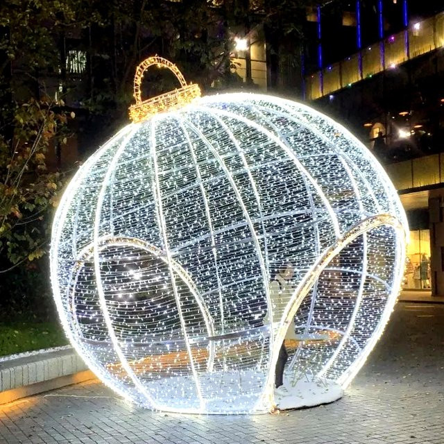 Große kugelförmige Weihnachtsdekoration aus Schmiedeeisen mit LED-Beleuchtung in Gold/Messing und kühlem Weiß - Bild 1