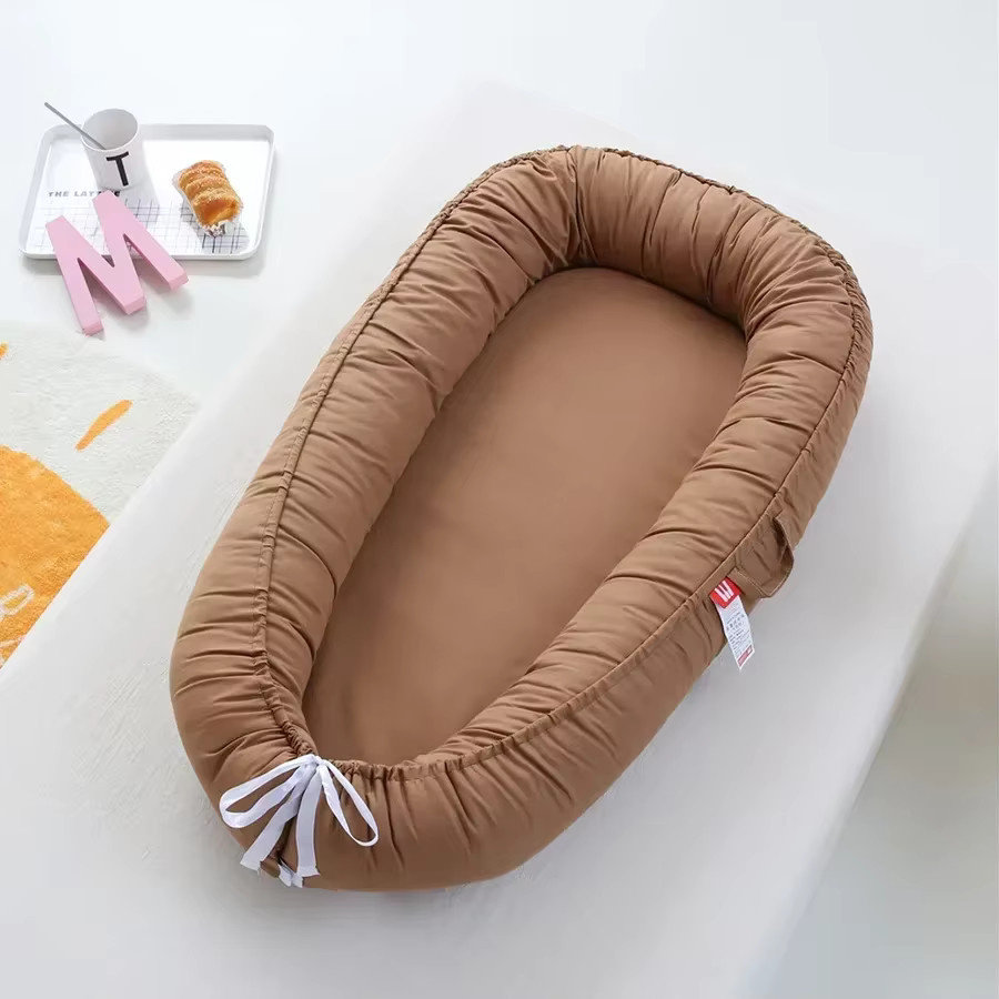 Tragbares Babynest aus Baumwolle in Schwarz als Reisebett und Stubenwagen - Bild 1