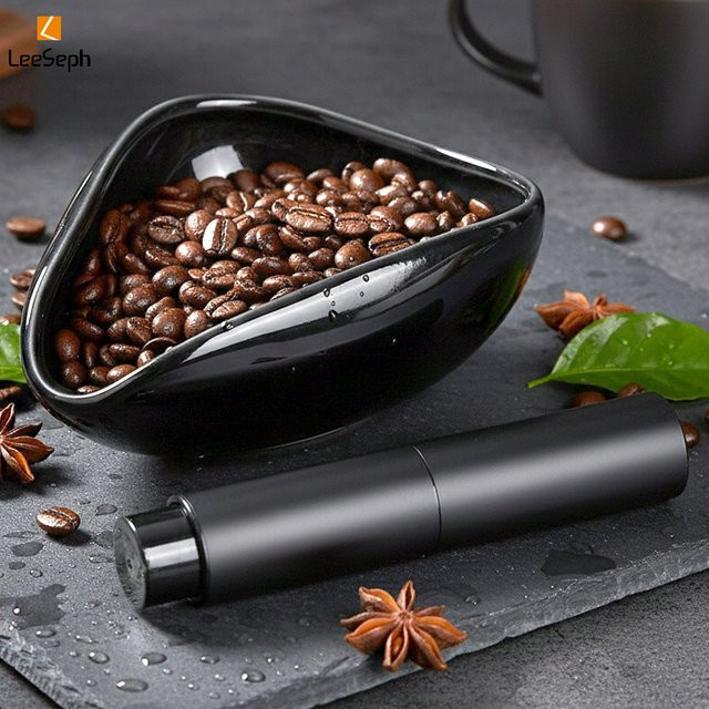 Leeseph Barista-Zubehör-Set mit Kaffeebohnen-Dosierbecher, Sprühflasche und Keramik-Einzeldoschtablett in Schwarz oder Weiß - Bild 1