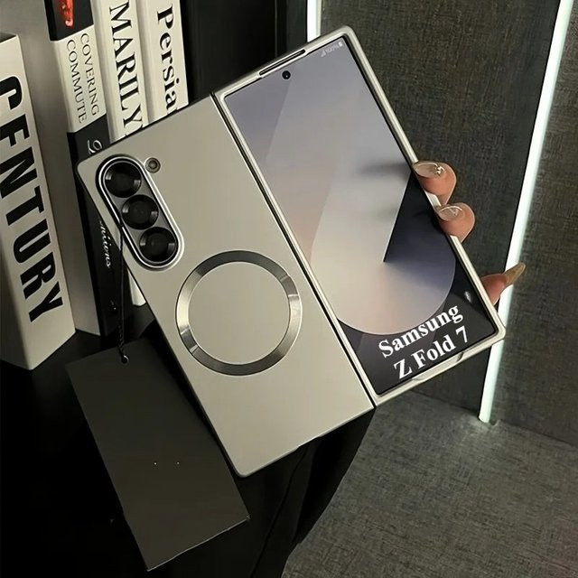 MagSafe kompatible Schutzhülle für Samsung Galaxy Z Fold 7 6 5 4 3 in Silber mit matter Metall-Lackierung und Unterstützung für kabelloses Laden - Bild 1