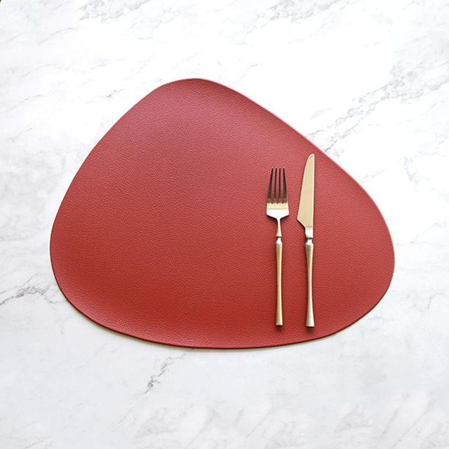 HomeHarmony Tischset und Untersetzer-Set aus Kunstleder in Rot, Nordisches Design, wasserdicht und hitzebeständig, Coaster B: 13 cm, T: 11 cm - Bild 1