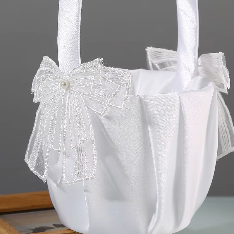 Eleganter weißer Blumenmädchen-Korb von TRUE LOVE GIFT im minimalistischen Design für Hochzeiten - Bild 3