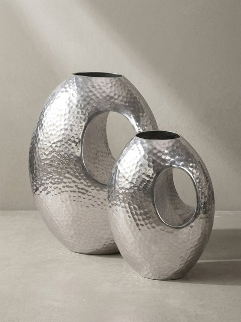 2er Set Vasen aus Aluminium von KADIMA DESIGN in Silbern mit Hammerschlag-Optik und Tragegriff, Modern, B: 29 cm, T: 17 cm, H: 39 cm - Bild 1