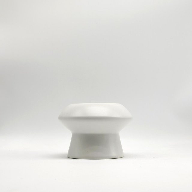 Minimalistische Keramikvase von Yiran Furniture in Weiß für moderne Blumengestecke und dekorative Ornamente - Bild 1