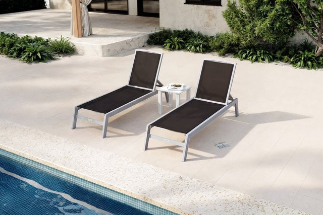 Villana 2er-Set Sonnenliegen mit Beistelltisch, Farbe: Silber/Schwarz, Material: Aluminium und Textil, B/T/H: 198 x 66 x 32 cm, Beistelltisch: 45 x 45 cm - Bild 1