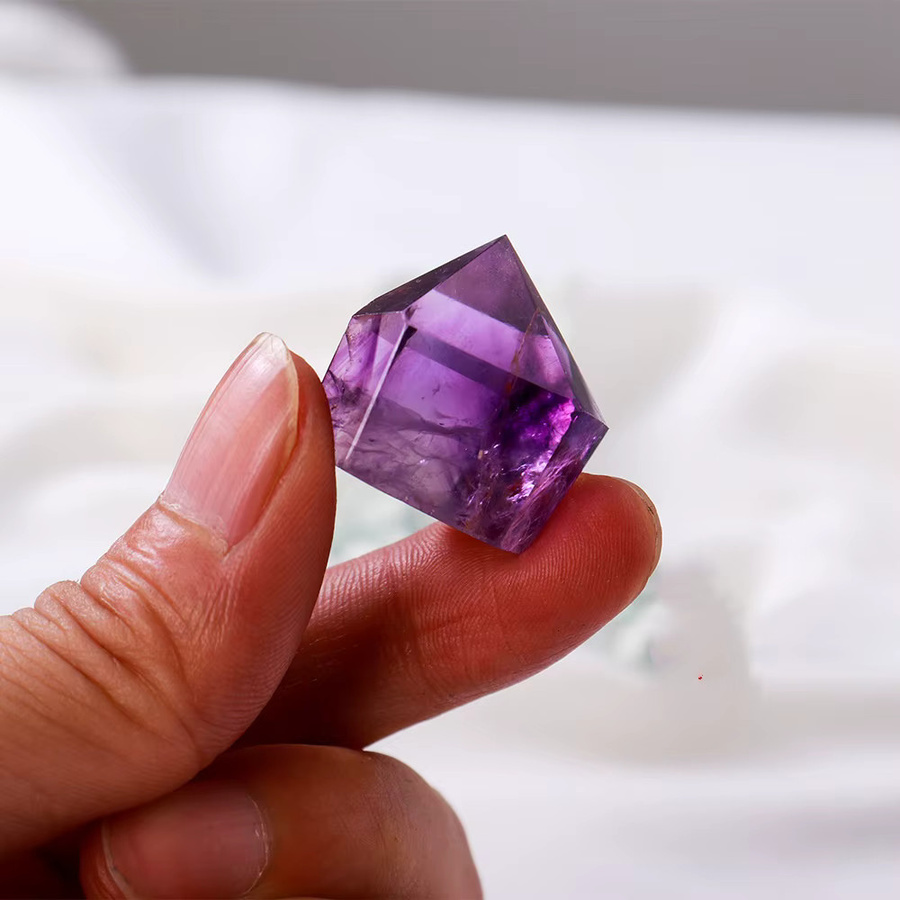 Natürlicher Amethyst-Kristall in Lila als Dekorationsobjekt und Heilstein von Sisterstone - Bild 3