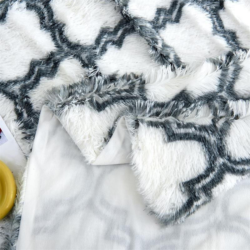 S-EMIGA Flauschige Decke aus Coral Fleece in Weiß, weiche Plüschdecke als Überwurf für Bett und Couch, B/B: 80 x 120 cm - Bild 1