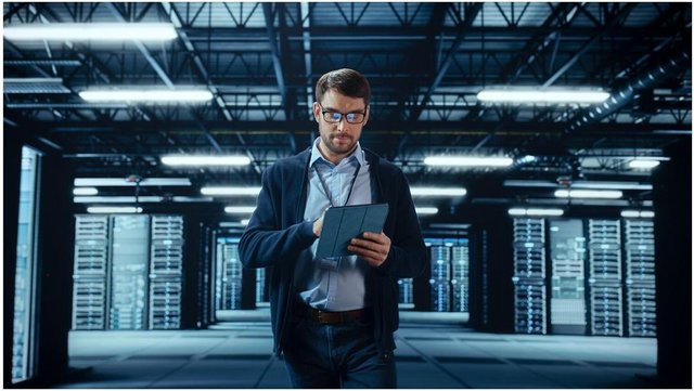 APC InfraStruxure Energy Efficiency Konfiguration Vor-Ort Installation für AP9465, AP9470, AP9475 und AP9480 - Bild 1