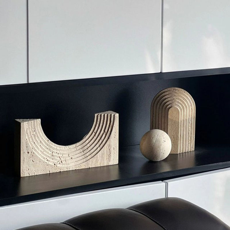 Abstrakte Travertin-Skulptur in Torbogenform von LA TROUVAILLE in Beige als minimalistische geometrische Dekofigur für dein Wohnzimmer - Bild 1