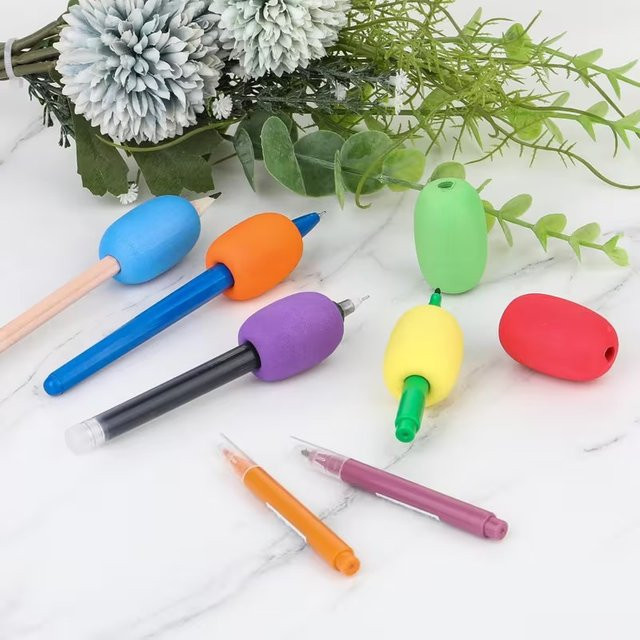 Set aus 3 oder 6 ergonomischen Schreibübungs-Stifthaltern mit weichen Schaumstoffgriffen in Mehrfarben für Kinder zum Zeichnen und Schreiben - Bild 1