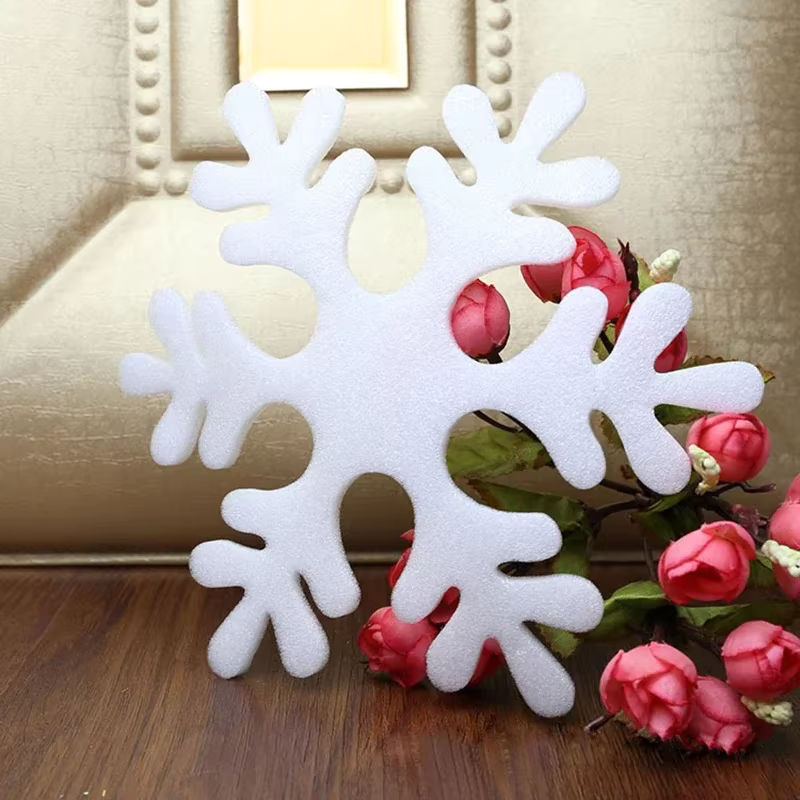48 Stück weiße Schneeflocken-Hängeornamente aus Kunststoff für Weihnachtsdekoration und Bastelarbeiten - Bild 4
