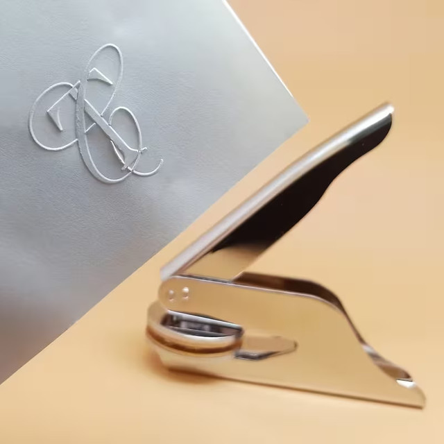 Personalisierter Prägestempel aus Edelstahl in Silber mit eigenem Logo und Text für Hochzeitseinladungen - Bild 1