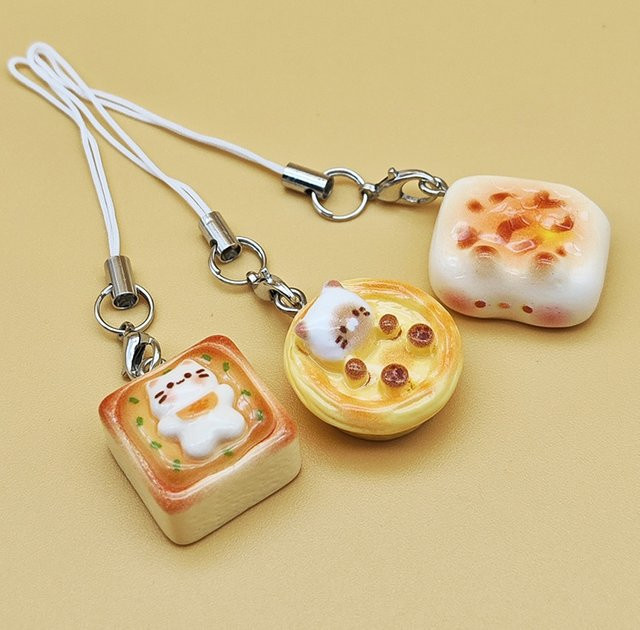Niedlicher Handy-Anhänger und Schlüsselanhänger im japanischen Stil mit Katzen- und Brot-Motiv, Multicolour - Bild 1