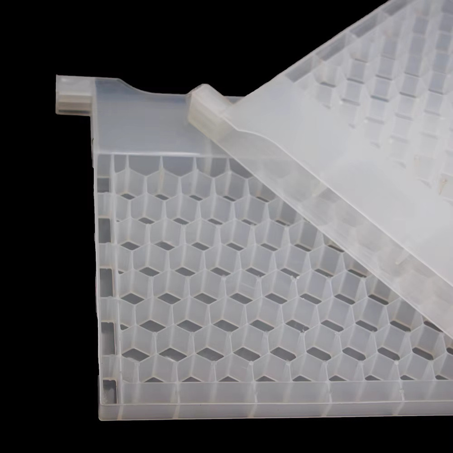 Multifunktionaler 3-in-1 Bienenfütterer von Pledge Agro als Futter- und Wasserbehälter aus Kunststoff mit Schutzplatte in Weiß und Transparent - Bild 3
