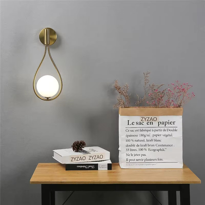 Moderne TRAZOS Kugel Wandleuchte in Gold mit weißem PVC-Globus für Wohnzimmer, Schlafzimmer und Flur - Bild 2