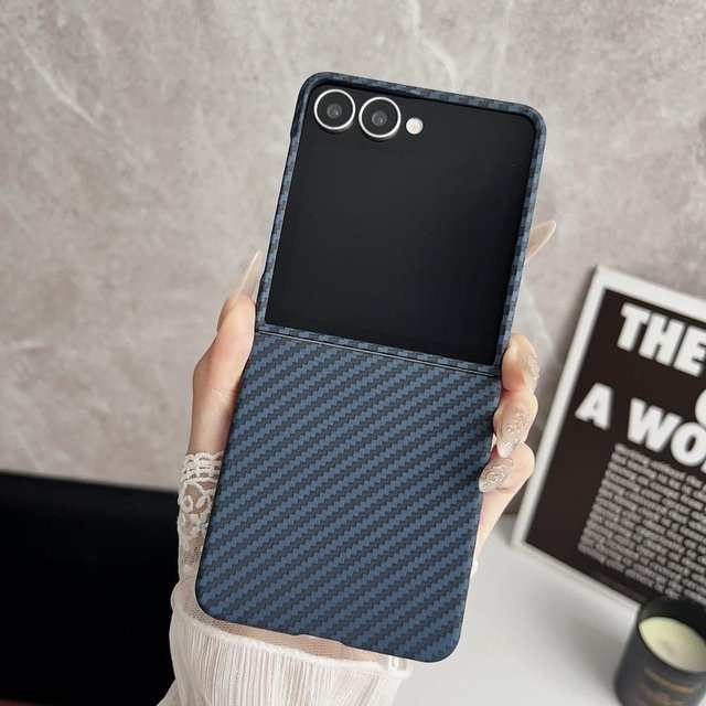 Samsung Galaxy Z Flip7 Schutzhülle mit Kohlefaser-Textur und integriertem Magnetring in Blau - Bild 1