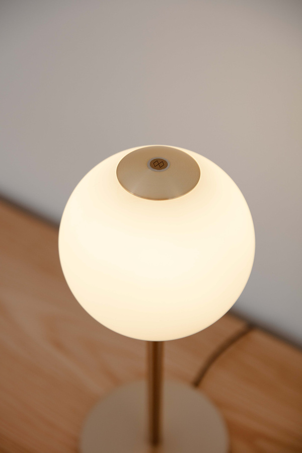 Umage Audrey Tischleuchte in Gold und Messing mit Opalglas im skandinavischen Design - Bild 2