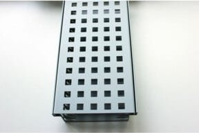 Kantfuchs24 Entwässerungsrinne PRO Style mit Trittblech aus MAGNELIS Stahl in RAL9006, B/T/H: 1000 x 150 x 50 mm - Bild 1