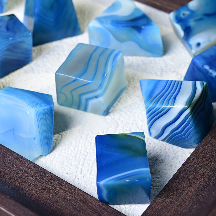 CrystalHola Blauer Achat Stein in organischer Freiform, gestreifter synthetischer polierter Stein für Schmuckherstellung und Dekoration - Bild 5