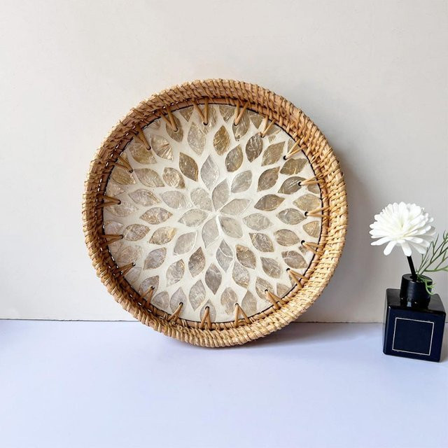 Handgefertigtes Rattan Serviertablett von Qingrui mit Muschel-Mosaik in Beige, Boho Tischtablett rund, Durchmesser: 21,5 cm, Höhe: 3 cm - Bild 1