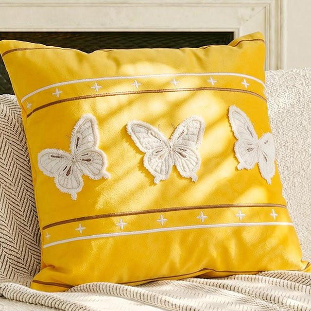 Dekorativer Kissenbezug von JMG Clothing mit gelbem Schmetterlings- und Blumenmuster, B/B: 45 x 45 cm - Bild 1
