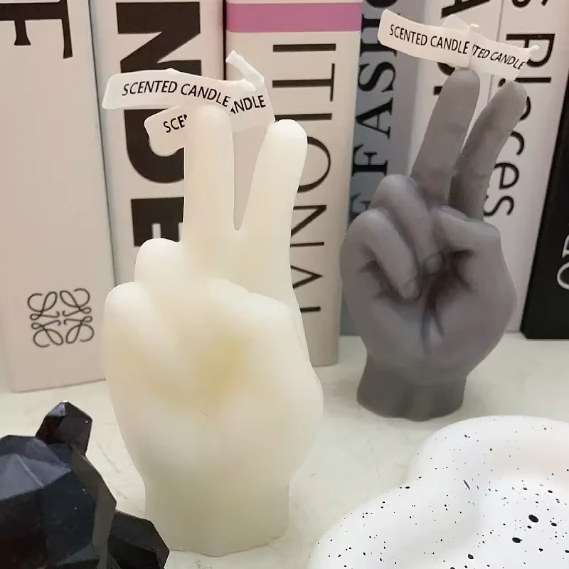 Moderne fingerförmige Duftkerzen aus Wachs in Grau als kreative Dekoration und besonderes Geschenk - Bild 4