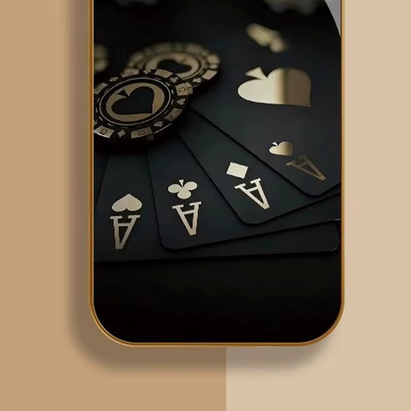Apple iPhone Handyhülle aus Glas mit schwarzem Karten-Gold-Symbol-Muster in Schwarz und Gold Metallic Lack - Bild 3